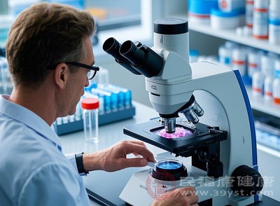 过敏体质者的免疫系统会将这些无害物质误认为“敌人”，从而启动免疫反应。这种异常的免疫识别导致机体产生针对过敏原的特异性IgE抗体