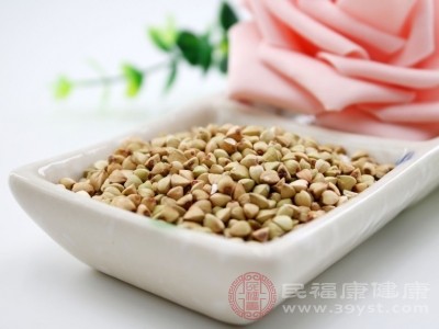 烹饪前将荞麦用清水浸泡2-3小时,这样能软化荞麦,使其更容易煮熟 烹饪前将荞麦用清水浸泡2-3小时,这样能软化荞麦,使其更容易煮熟