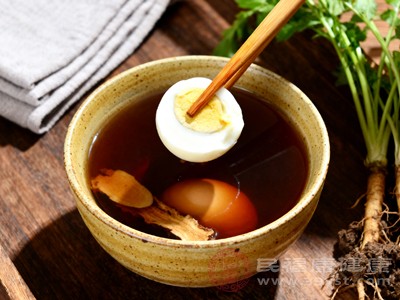 制作当归鸡蛋红糖水时，应选择品质优良的当归、新鲜的鸡蛋和纯正的红糖，以确保食材的营养和安全