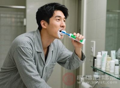 睡前认真刷牙、漱口，保持口腔清洁，减少口腔细菌滋生对黏膜的刺激