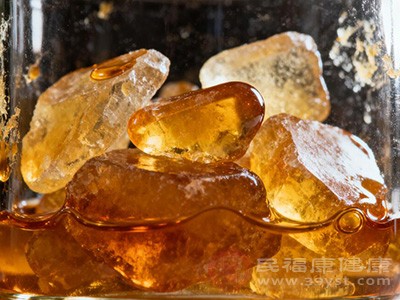 松香燃烧时会散发出独特的香气，这种香气具有一定的安神作用