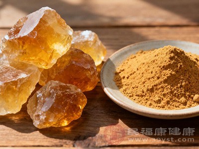 常用松香研磨成细粉，直接撒在患处