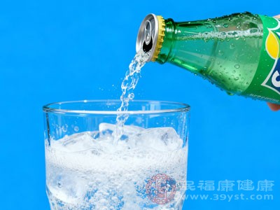 雪碧中的糖分残留在口腔内 雪碧中的糖分残留在口腔内