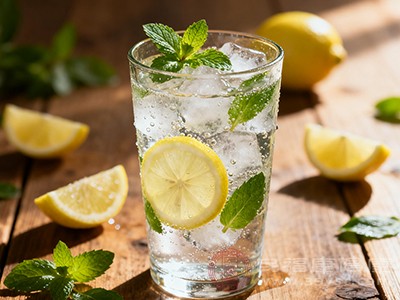 夏天天气炎热,来一杯柠檬薄荷水再合适不过 夏天天气炎热,来一杯柠檬薄荷水再合适不过