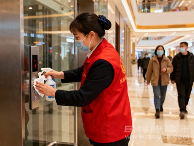 门把手、开关、遥控器等高频接触表面,每天用含氯消毒剂或酒精湿巾擦拭消毒 门把手、开关、遥控器等高频接触表面,每天用含氯消毒剂或酒精湿巾擦拭消毒