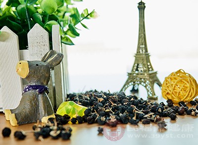 黑枸杞虽然营养丰富,但也不能贪多 黑枸杞虽然营养丰富,但也不能贪多