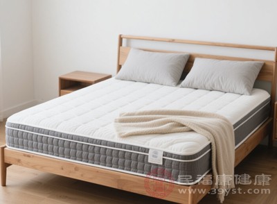 建议每周至少更换一次床上用品，并定期清洗、暴晒