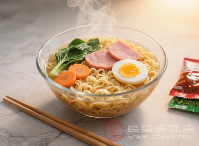 长期食用高油脂的泡面，大量热量会在体内堆积