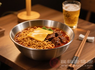 长期食用泡面，肠胃需要不断消化这类食物