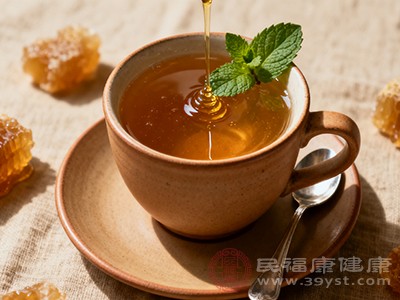 睡前喝蜂蜜水时,同样要注意控制量和水温 睡前喝蜂蜜水时,同样要注意控制量和水温