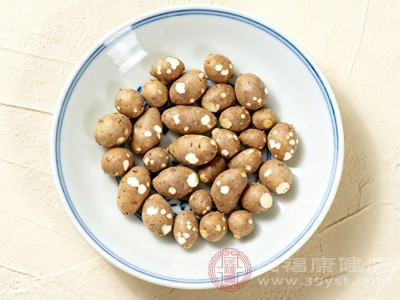 山药豆中的膳食纤维有促进排便的作用，但山药豆性质偏温补，且含有一定的淀粉，对于某些类型的便秘人群需谨慎