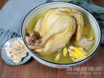 将猪骨焯水后与鸡肉