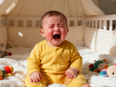 寶寶排便規(guī)律尚未穩(wěn)定，若膳食纖維攝入不足（尤其是輔食添加階段）、飲水量少，或腸道蠕動較慢，容易發(fā)生便秘