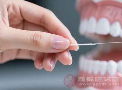 正确使用牙线和牙缝刷可以有效清理门牙缝中的食物残渣和软垢 正确使用牙线和牙缝刷可以有效清理门牙缝中的食物残渣和软垢