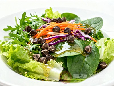 比如在制作沙拉时,将辣木籽碾碎撒在沙拉上 比如在制作沙拉时,将辣木籽碾碎撒在沙拉上