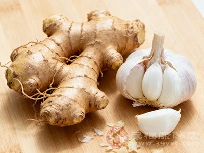 生姜和大蒜虽然在烹饪中常用于去腥增香，但它们同样属于辛辣刺激性食物