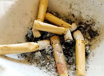 吸烟时,这些有害物质会直接刺激鼻腔黏膜 吸烟时,这些有害物质会直接刺激鼻腔黏膜