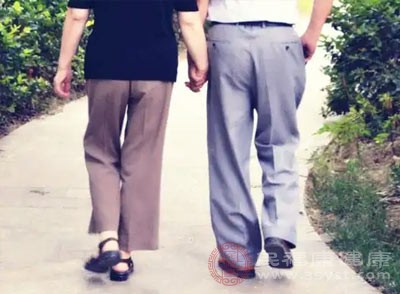 散步还能促进肺部的气体交换,提高肺活量 散步还能促进肺部的气体交换,提高肺活量