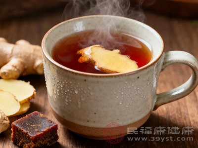 红糖姜水适合在白天饮用，尤其是早上或中午