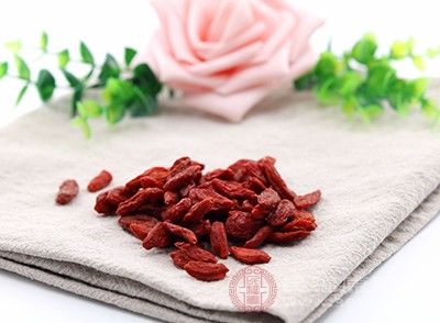 枸杞具有滋补肝肾的功效,它能为肝肾提供丰富的营养物质 枸杞具有滋补肝肾的功效,它能为肝肾提供丰富的营养物质