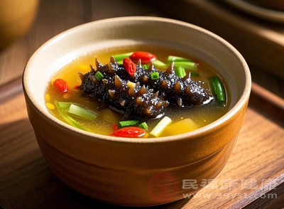 海参中含有一定量的碘元素，碘是合成甲状腺激素的重要原料