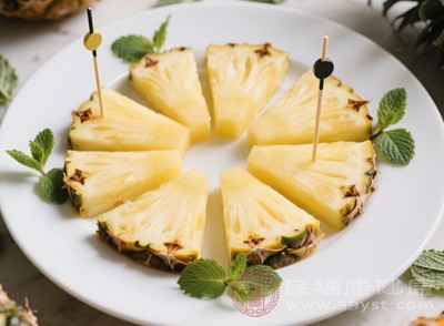 为了避免潜在的刺激和风险,还是建议将菠萝用盐水浸泡后再食用 为了避免潜在的刺激和风险,还是建议将菠萝用盐水浸泡后再食用