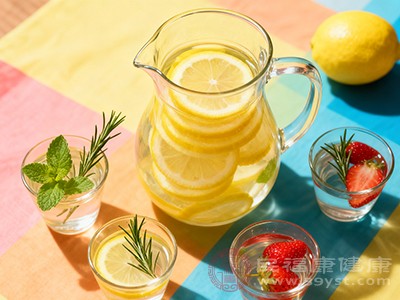 开水冲泡会对柠檬中的热敏性营养成分造成破坏