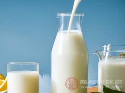 部分脱脂牛奶会添加更多的糖分