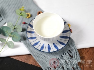 有些人认为脱脂牛奶热量低 有些人认为脱脂牛奶热量低