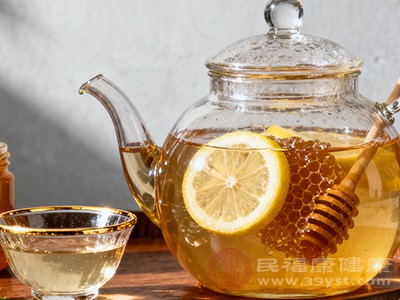 虽然蜂蜜水益处多，但不宜过量饮用