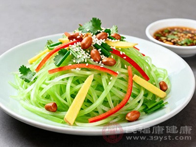 青木瓜去皮去籽,擦成细丝 青木瓜去皮去籽,擦成细丝