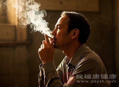 长期处于吸烟环境或经常吸入二手烟、粉尘、刺激性气体等，也会刺激鼻腔黏膜，影响黏膜正常分泌，诱发或加重鼻干