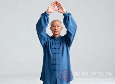 八段锦是传统养生功法，由八个简单动作组成，舒展大方、动静结合