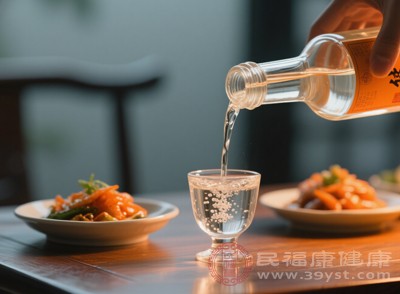 酒精会影响唾液腺的分泌功能,使唾液分泌减少,而唾液具有湿润口腔、溶解食物的作用,唾液不足会直接引发口腔干燥感 酒精会影响唾液腺的分泌功能,使唾液分泌减少,而唾液具有湿润口腔、溶解食物的作用,唾液不足会直接引发口腔干燥感