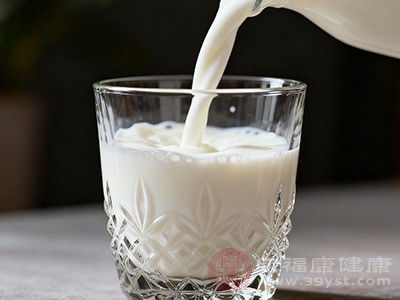 在短期内适量饮用牛奶,通常不会引起明显的体重变化 在短期内适量饮用牛奶,通常不会引起明显的体重变化