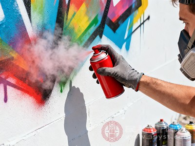 短时间吸入较低浓度的漆雾，可能会引起呼吸道黏膜刺激