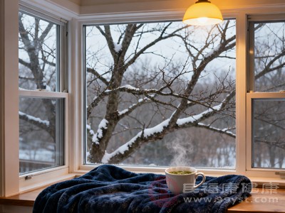 选择阳光充足、室外风力较小时开窗，此时室外温度相对较高，冷空气对人体的刺激较小