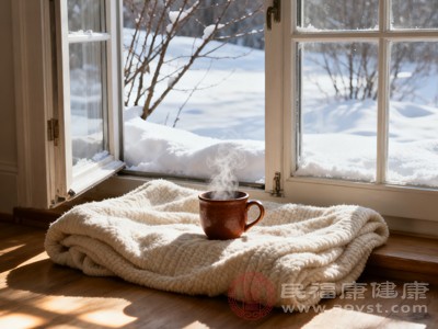 正确的做法是采用“对角通风”,即打开家中相对的两扇窗户,让空气形成对流,既能保证通风效果,又能减少冷风直吹 正确的做法是采用“对角通风”,即打开家中相对的两扇窗户,让空气形成对流,既能保证通风效果,又能减少冷风直吹