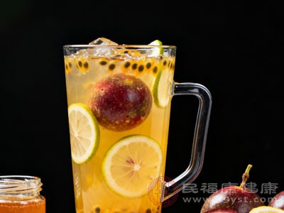 百香果柠檬蜂蜜水含有一定的糖分和水分
