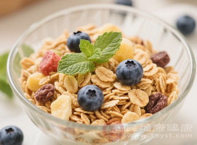 膳食纤维虽不能被人体吸收,但在新陈代谢中扮演着重要角色 膳食纤维虽不能被人体吸收,但在新陈代谢中扮演着重要角色