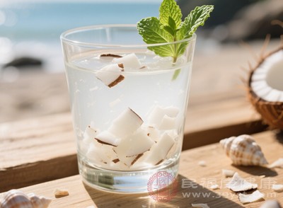 从椰子水的成分和羊水的净化机制来看，椰子水能净化羊水的说法并无科学依据