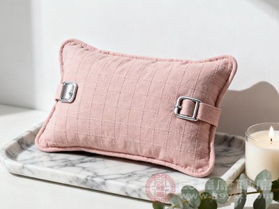 在海盐热敷包中添加艾叶、花椒、生姜等中药材，还能增强其温经散寒、祛湿止痛的功效