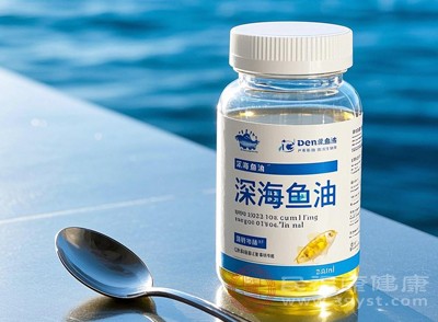 鱼油通常以胶囊形式存在，一般建议随餐服用