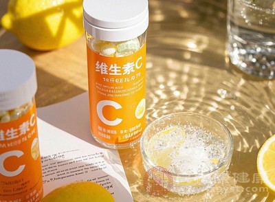 维生素C在人体内的代谢产物草酸，若长期大量积累