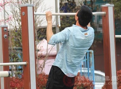 双杠臂屈伸不仅能锻炼胸肌下束和三头肌,还能增强肩部稳定性 双杠臂屈伸不仅能锻炼胸肌下束和三头肌,还能增强肩部稳定性