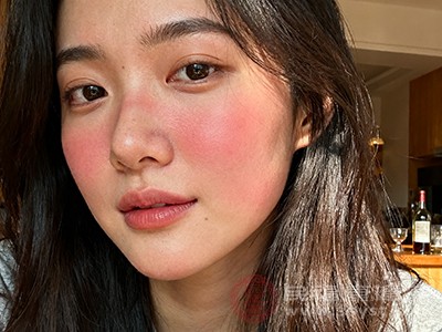 少量饮酒也可能出现强烈的脸红反应 少量饮酒也可能出现强烈的脸红反应