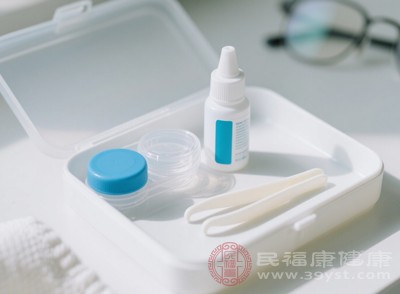 长时间佩戴隐形眼镜，若佩戴方法不当或佩戴时间过长，会摩擦角膜和结膜