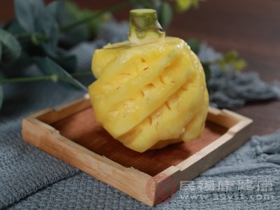 要控制食用量，成年人每次食用菠萝不宜超过200克