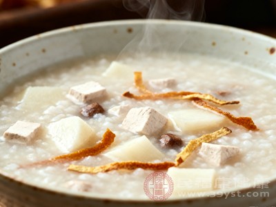 山药健脾养胃，茯苓健脾渗湿，陈皮理气化痰，这款粥品温和易消化，能改善痰湿体质，辅助稳定血压