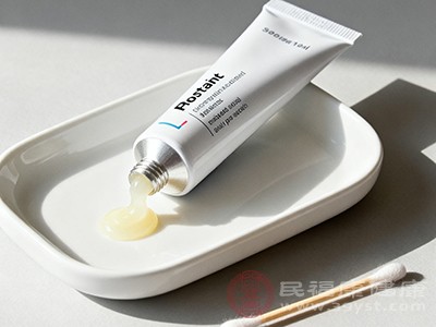 在水泡表面涂抹一层薄薄的烫伤膏 在水泡表面涂抹一层薄薄的烫伤膏